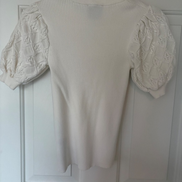 White top with designed puffy sleeves - Picture 3 of 3